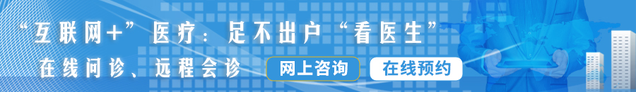 女人正在厨房做饭男人直接露出大鸡巴把她后入了